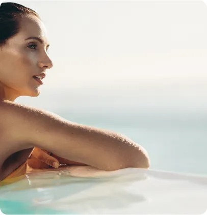 piscine à débordement à Argenton-sur-Creuse près de Châteauroux dans l'Indre 36